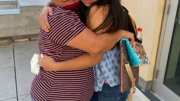 Madre e hija se reencontraron en Florida luego de 14 años gracias a un mensaje por redes sociales.