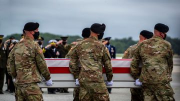 Soldados del ejército tienen el deber de servir como el Equipo de Transferencia Dignificado para los Marines caídos.