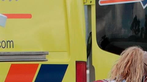 El personal médico lo auxilió y lo trasladó a un hospital, donde posteriormente murió.