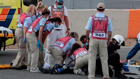 El personal médico lo auxilió y lo trasladó a un hospital, donde posteriormente murió.