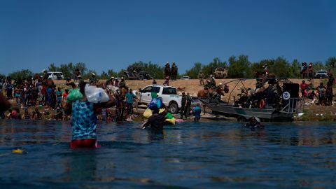 Gobernador de Texas intenta frenar la inmigración con un "muro" de vehículos