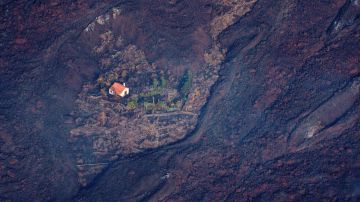 La lava del volcán rodeó esta casa en El Paso, en la isla canaria de La Palma.