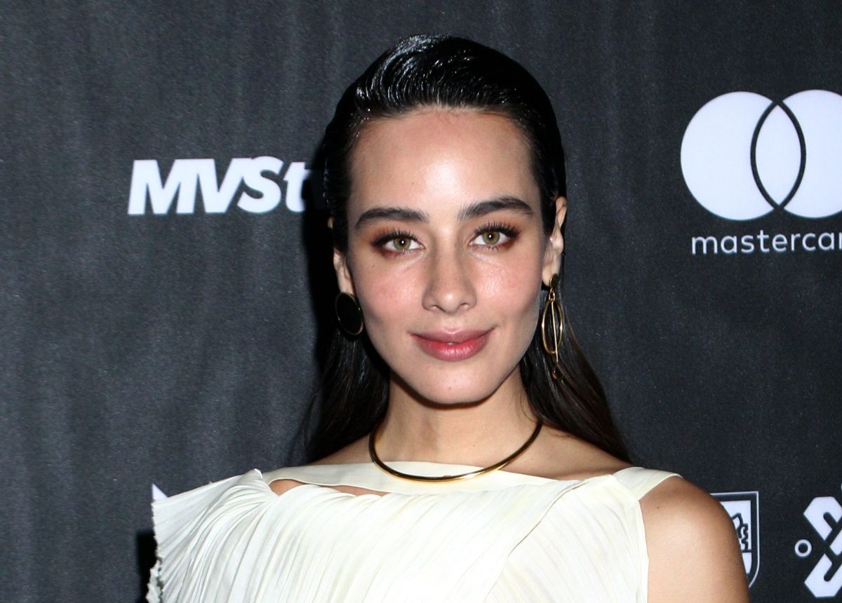 Tired of Photoshop, Esmeralda Pimentel shows the stretch marks on her butt posing with underwear
