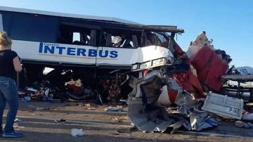 El choque de un autobús contra dos tráileres en el municipio de Plutarco Elías Calles, en Sonora.