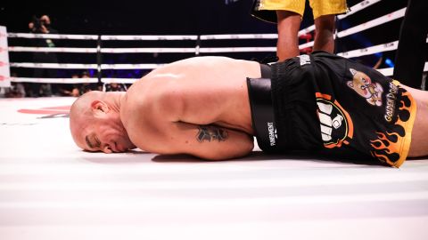 Tito Ortiz en la lona tras ser noqueado por Anderson Silva.