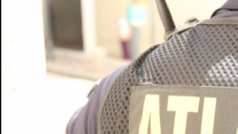 Las autoridades arrestaron a siete personas este lunes por estar presuntamente involucrados en una red de pornografía infantil.