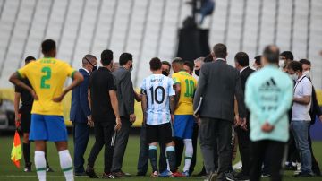 Argentina se retiró del campo luego de que las autoridades sanitarias intentaran retirar a la fuerza a 4 futbolistas.