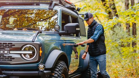 Foto de una persona junto a una Ford Bronco 2021