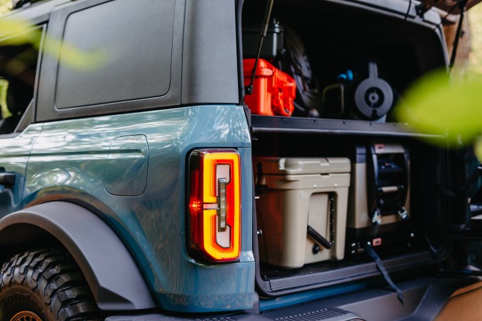 Foto de la parte trasera de la Ford Bronco 2021 cargada
