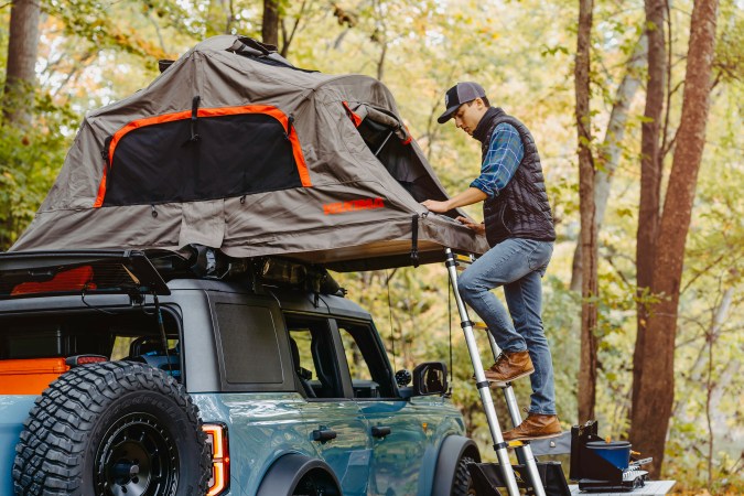 Foto de la Ford Bronco 2021 con una carpa