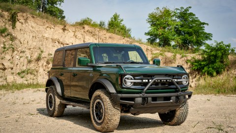 Foto de la Ford Bronco con acabado Eruption Green de frente