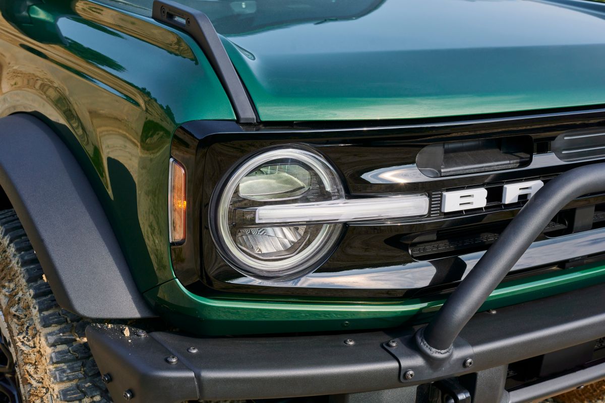 Detalle de la Ford Bronco con acabado Eruption Green de frente