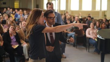 Eugenio Derbez recibe instrucciones de la directora Sian Heder durante el rodaje de CODA.