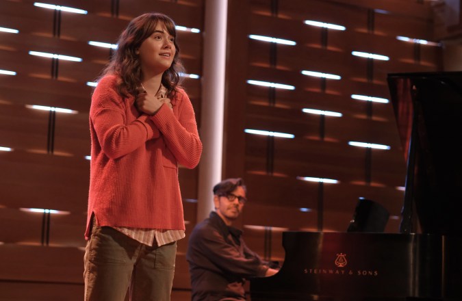 Emilia Jones y Eugenio Derbez en una escena de CODA.