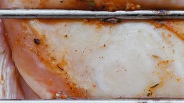 Carne de pollo cruda-