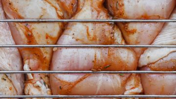Carne de pollo cruda-