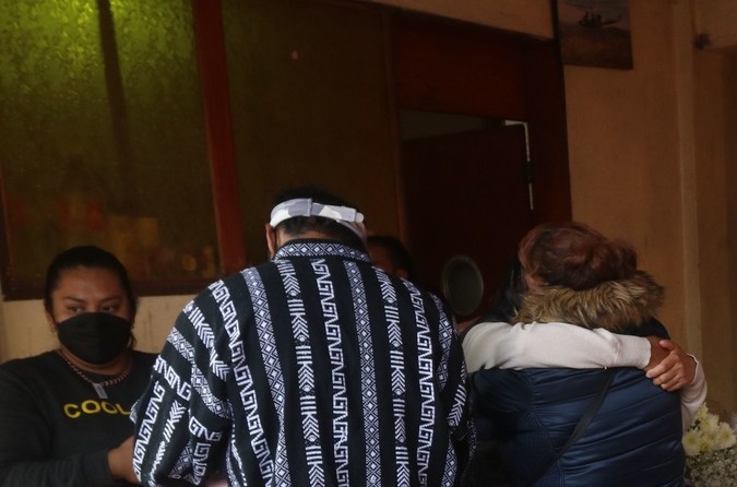 Familiares velan el cuerpo de la niña Mía Mayrín de 3 años. Foto: Agencia Reforma.