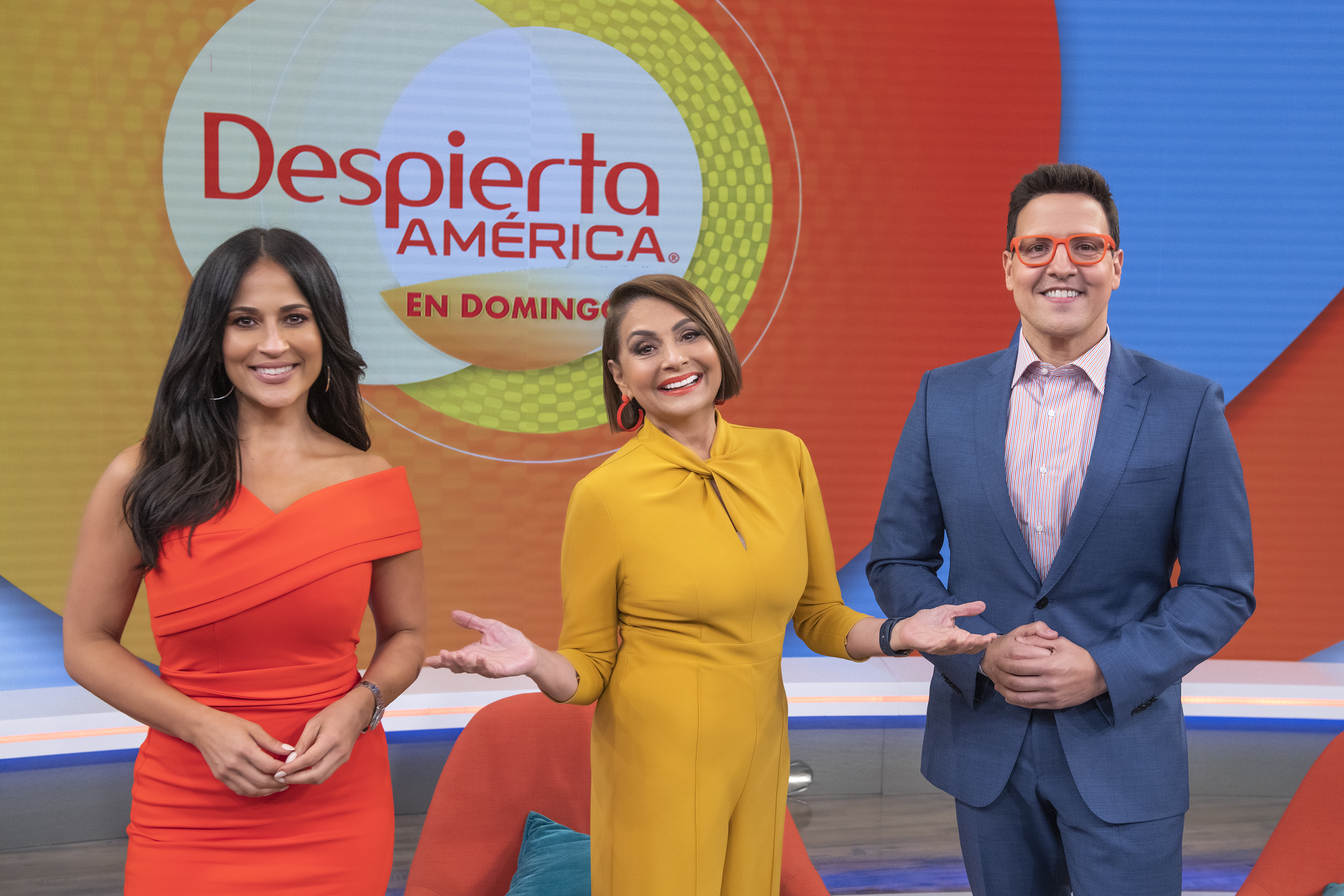 Jackie Guerrido, María Antonieta Collins y Raúl González son los presentadores de 'Despierta América en Domingo'