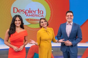 Jackie Guerrido, María Antonieta Collins y Raúl González son los presentadores de 'Despierta América en Domingo'