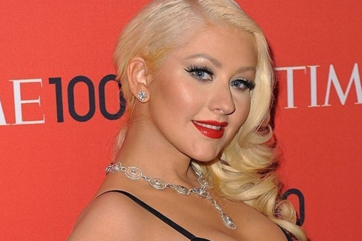 Christina Aguilera promotes her new tour with a naked torso