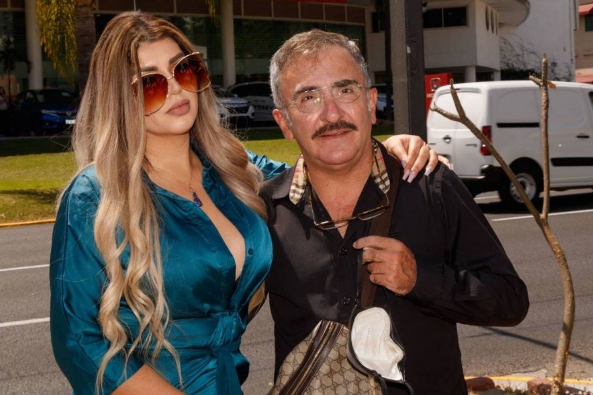 Vicente Fernández Jr. pulls up his shirt to model his figure in front of Mariana González Padilla