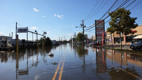 Dos tormentas con potencial para convertirse en huracanes acechan las costas del Atlántico