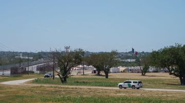 EE.UU. reabre cruce fronterizo de Texas después de despejar el campamento de migrantes