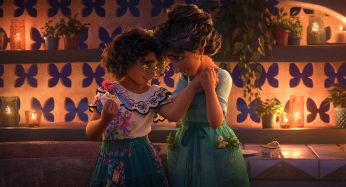 Mirabel Madrigal (izq.) es la única de la familia que no tiene algún poder especial. / Foto: Disney