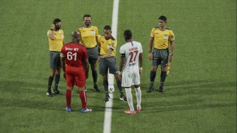 El vicepresidente de Surinám le entregó dinero a los jugadores del Olimpia tras la culminación del partido.