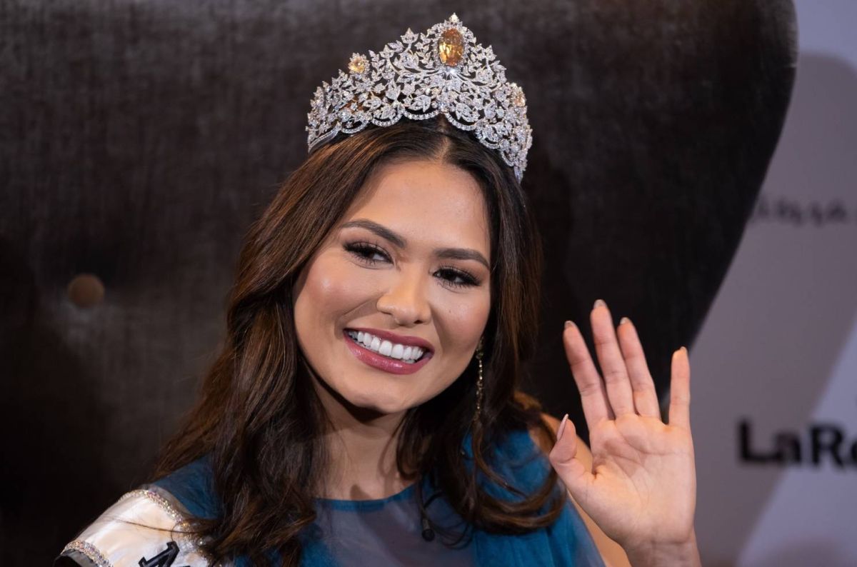 Andrea Meza, current Miss Universe, walks around Hawaii with a tiny teen pic Andrea Meza, current Miss Universe, walks around Hawaii with a tiny pic