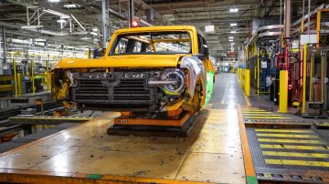 Foto de la Ford Bronco 2021 en la línea de producción