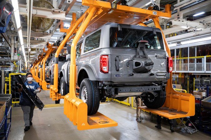 Foto del Ford Bronco en la línea de producción