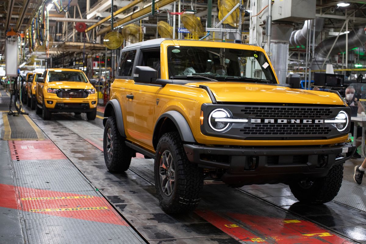 Foto de una Ford Bronco 2021 saliendo de la línea de producción