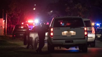 Los cuatro expolicías de Houston que mataron a un latino con 21 disparos en 2020 no serán acusados penalmente.
