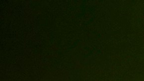 El hombre de 49 años fue hallado por la policía dentro de un agujero de tres metros de profundidad cubierto con una manta y con una hielera llena de drogas.