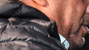 'O Rei' acompañado de sus cuidadores en el Aeropuerto