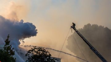 Más de 300 bomberos trabajaron en los dos incendios simultáneos en Los Ángeles.