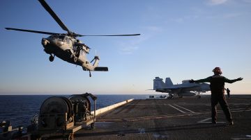 Marina de Estados Unidos sigue buscando a 5 tripulantes desaparecidos en accidente de helicóptero
