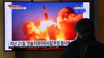 Un hombre mira una transmisión de prueba de misiles en Corea del Norte.