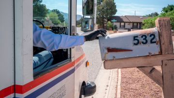 El Servicio Postal de EE.UU. anunció demoras en algunos servicios en octubre.