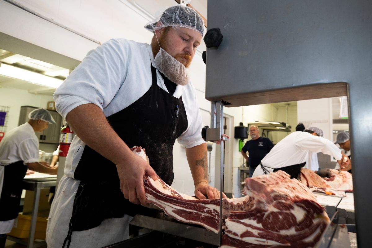 USDA otorgará $600 dólares de ayuda a los trabajadores agrícolas y del sector cárnico-GettyImages-1214459861.jpeg