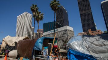 Gobierno de California promulgó leyes para atender la crisis de personas sin hogar