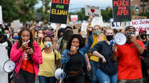 Protesta por la muerte de Elijah McClain el 25 de julio de 2020 en Aurora, Colorado.