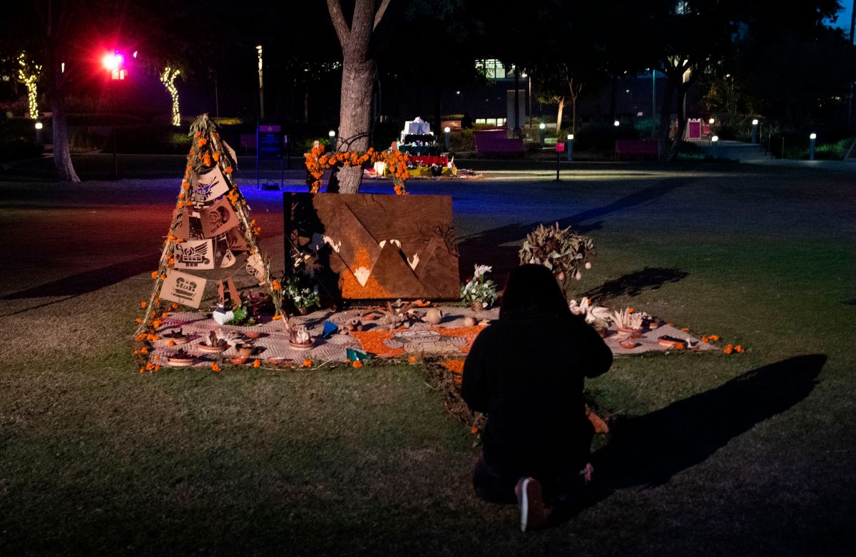 Un altar honra a las mujeres que han perdido a causa del feminicidio y la violencia de género, el 29 de octubre de 2020 en L.A..