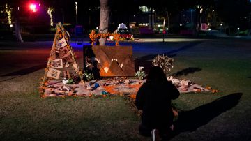 Un altar honra a las mujeres que han perdido a causa del feminicidio y la violencia de género, el 29 de octubre de 2020 en L.A..