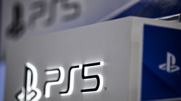 Un padre acampa frente a un Best Buy de St. Louis en espera de la PlayStation 5 para su hijo-GettyImages-12295587361.jpg