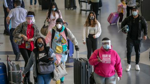 Disminuye el costo de los boletos de avión en Estados Unidos-GettyImages-1229784567.jpeg