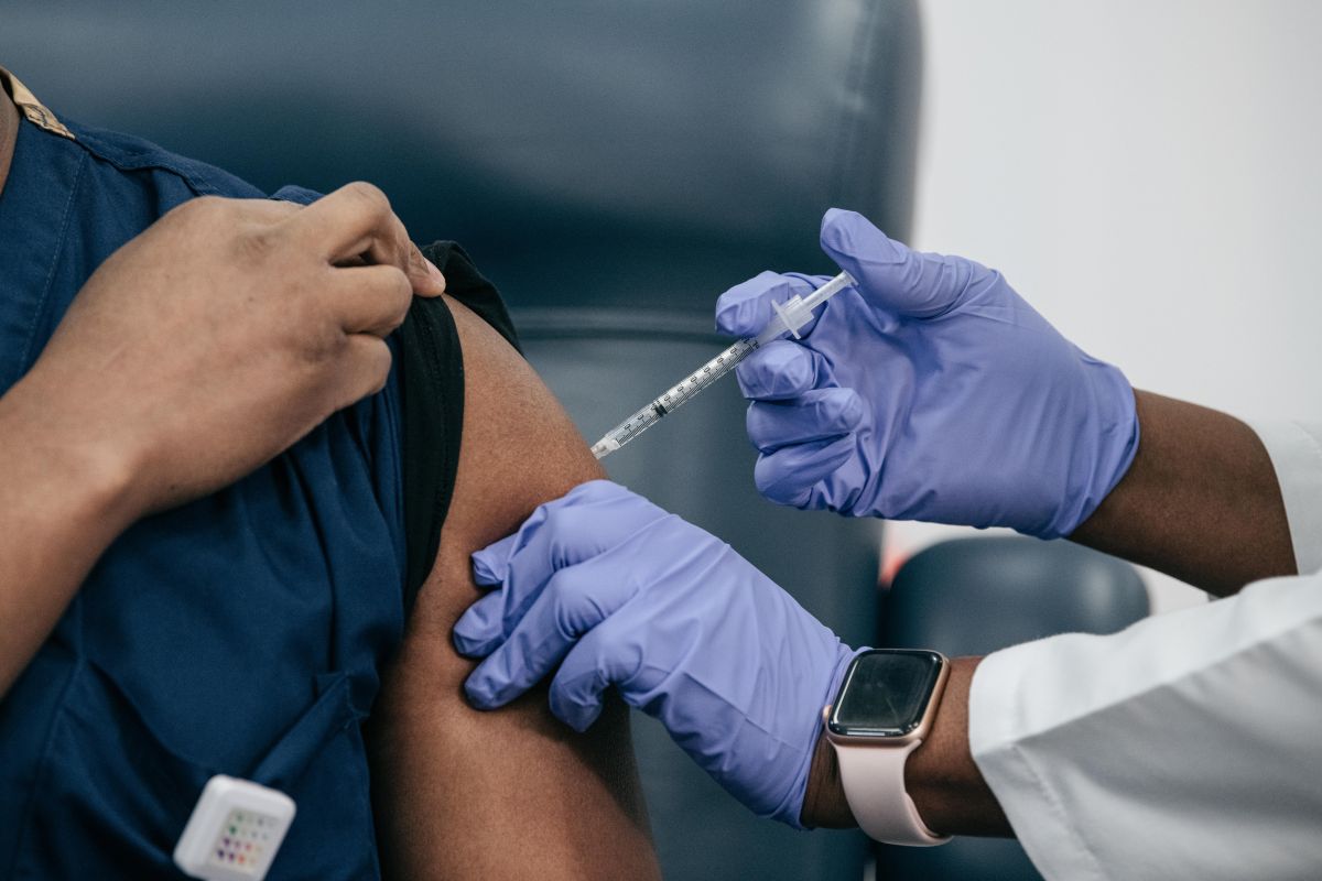 La vacuna COVID-19 será exigida en el examen médico de inmigración.