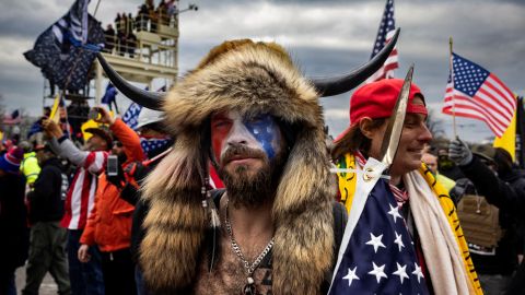 Jacob Chansley, conocido como QAnon Shaman, durante el asalto al Capitolio.