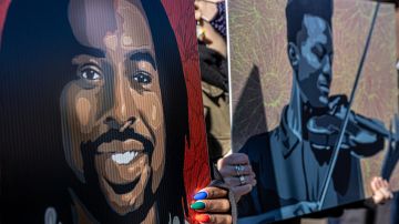 Imágenes de Philando Castile (i) y Elijah McClain durante una protesta contra el abuso policial.